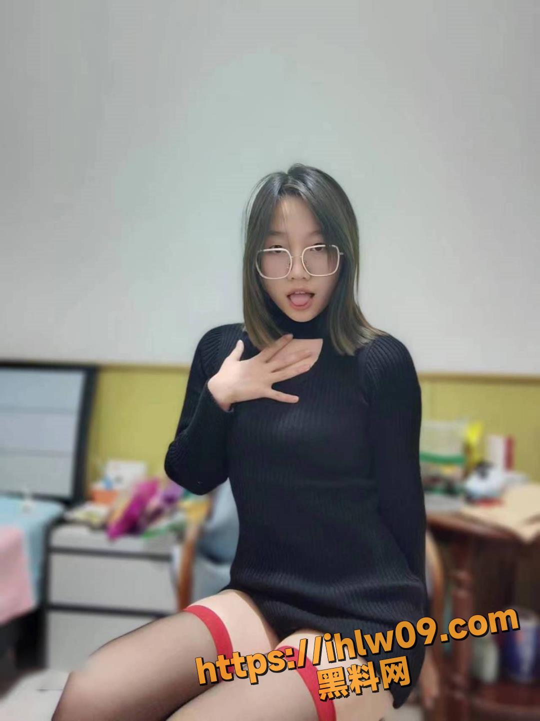 吉林女大学生与男友自拍泄密 叼狗链、道具自慰、情趣白丝啪啪
