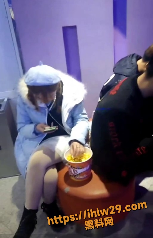 机智小哥街射玩手机的美女 胆大吃四方的男主真的足够刺激！