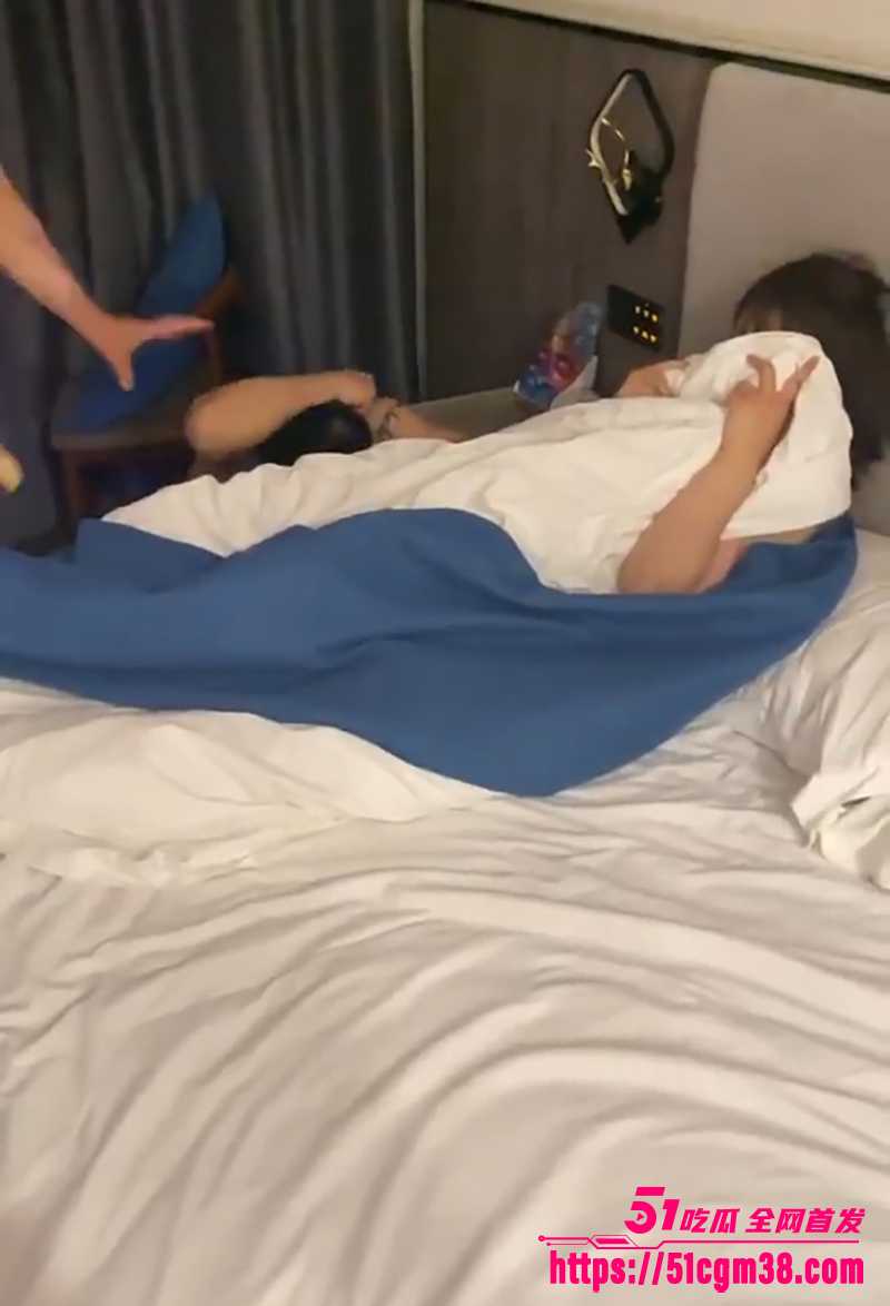 极品小美女被老公带人抓奸视频曝光 3 拷贝