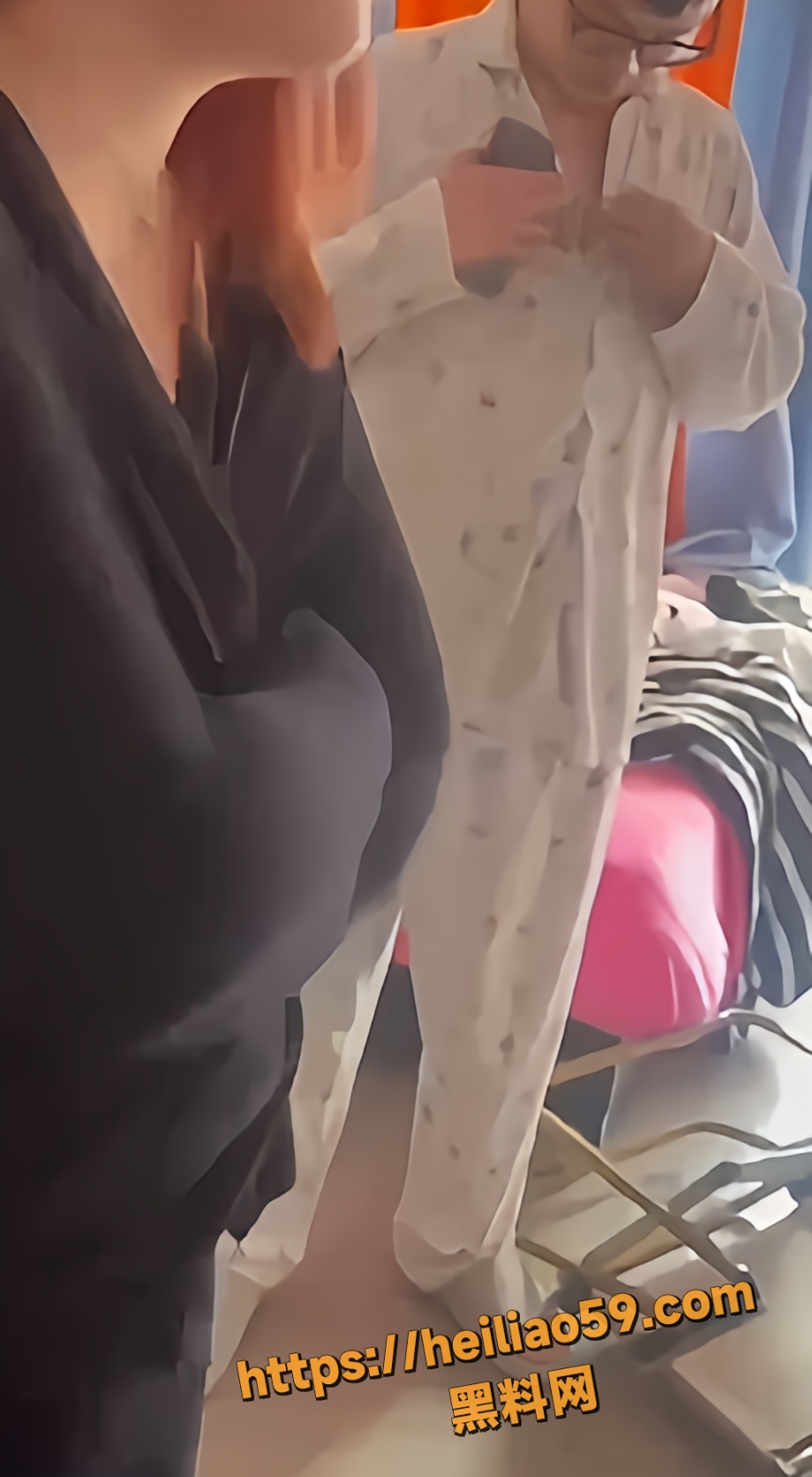 骚少妇支开老公 约情夫出轨 被抓现行 还理直气壮赶老公走 绿帽哥真窝囊！