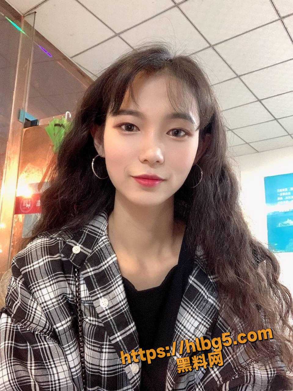 云南某高校美女 假经纪人在线忽悠招聘模特 全裸洗澡展示身材 极具诱惑性!