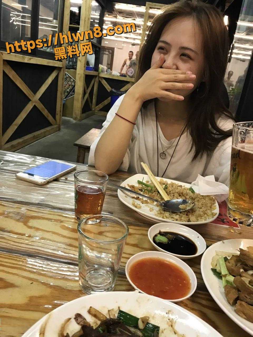 美女出门在外要保护好自己 刚毕业的实习美女不知社会险恶被同事灌醉酒后直接脱光光插入