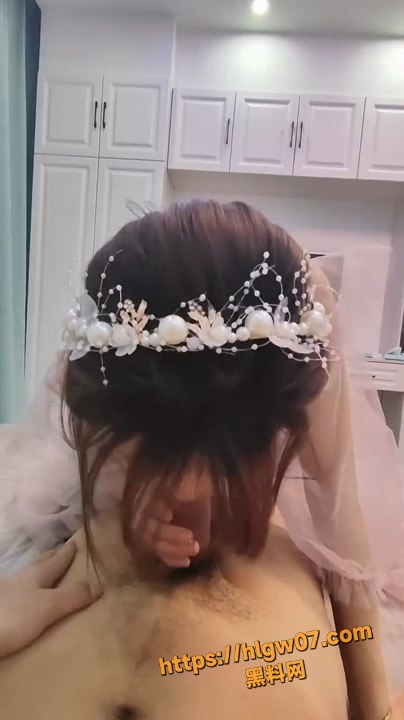 反差良家眼镜娘背着男友和富二代偷情约炮 黑丝白袜口交做爱 彻底沦为富人胯下玩物