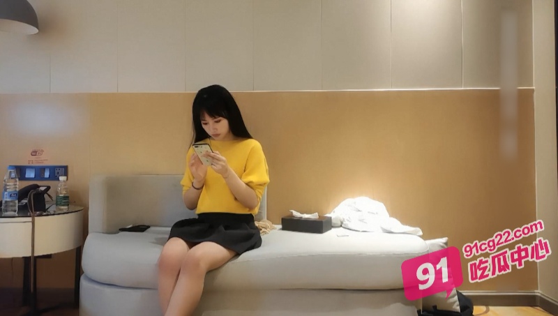 约操明星脸高端外围 沙发上激情四射 大屌征服嫩妹刺激淫靡！ 配图3