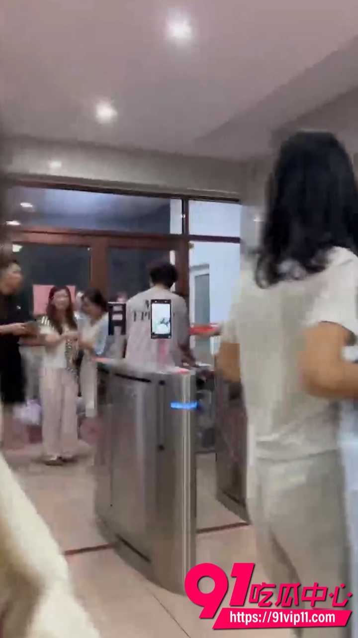 沧州师范学院一女生脚踏两只船聊骚被男友发现 宿舍楼下对峙直接放倒女生引起轰动