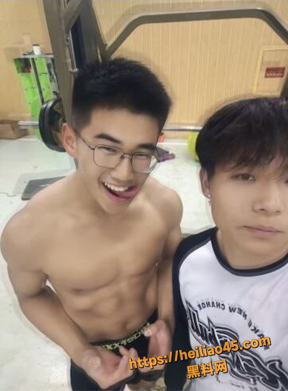 男同群聊变态现场 重金两万买尿喝 冰镇热饮口感大讨论 跪地吞饮全程视频福利！
