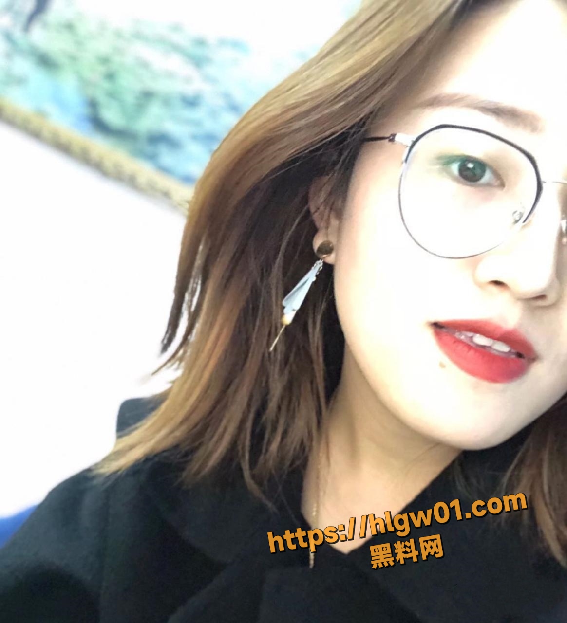 极品眼镜妹 私下被经理调教自慰视频流出  揉奶子 模仿口交吸允手指 十足的反差婊尤物