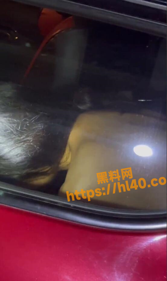 乡村道路上车震 被路过的巡查人员拍到 快来认领下是那位大冤种的老婆！