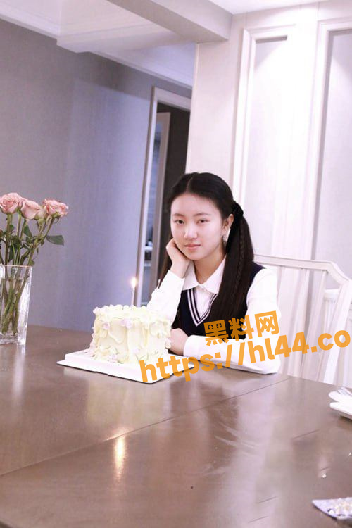 姐弟乱伦 表姐睡着后摸进她的房间 舔她奶子把她舔醒后直接把鸡巴插进她嘴里！