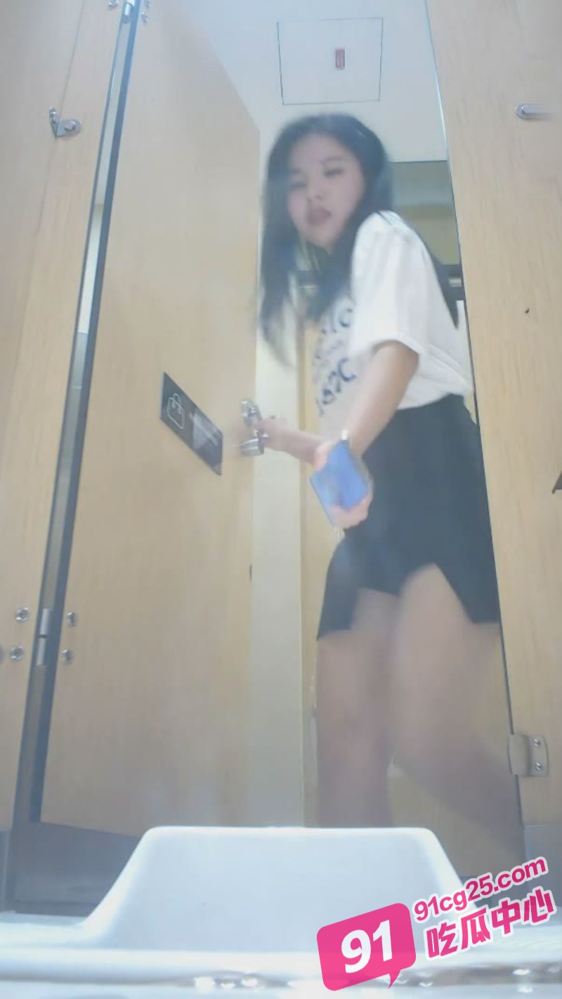 十月最新魔手流出 顶级高清厕拍 近距离欣赏各种美女的美穴！ 配图4