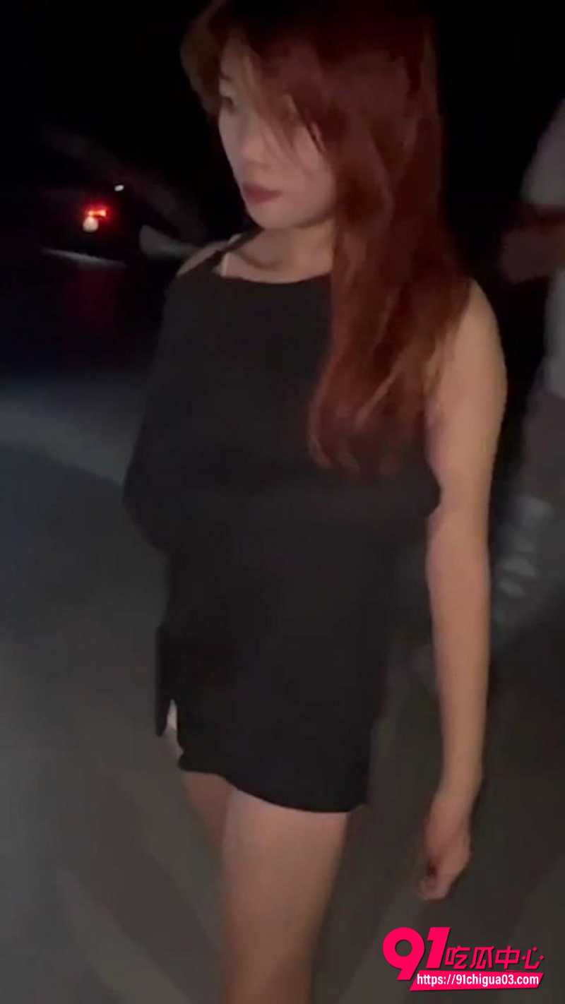 高挑嫩妹夜晚被霸凌 2