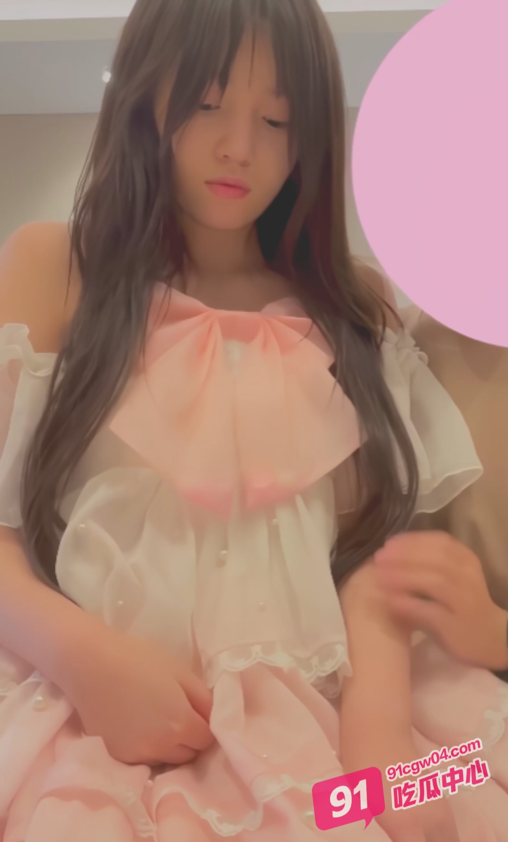 约炮大神粉红君3k约操e奶萝莉 甜美嫩妹面无表情仿佛被操干了精气神! 配图3