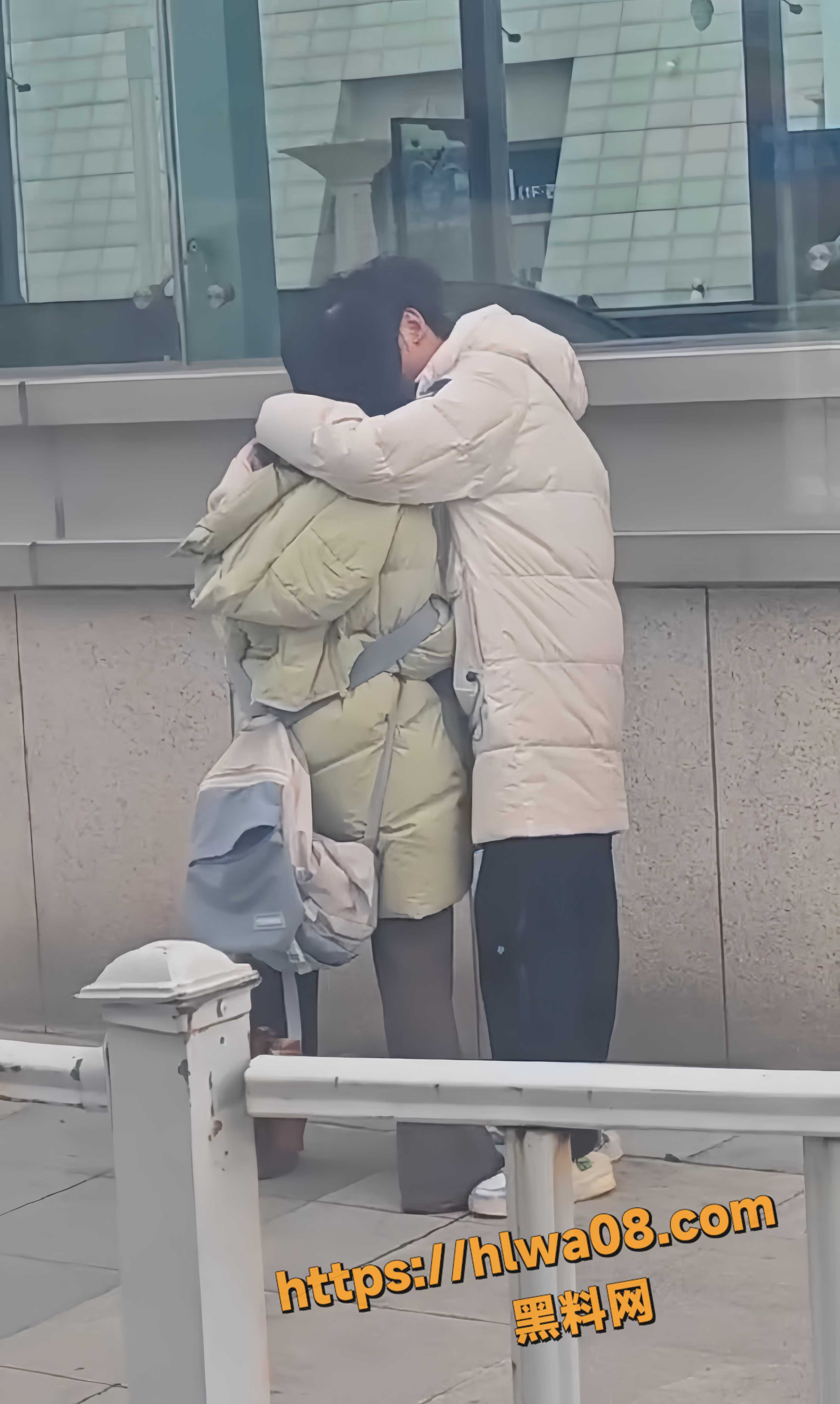 离别的车站最后再来一次 小情侣分别之际情难自制 当众为女友疏通下水道 这胆子是真大啊