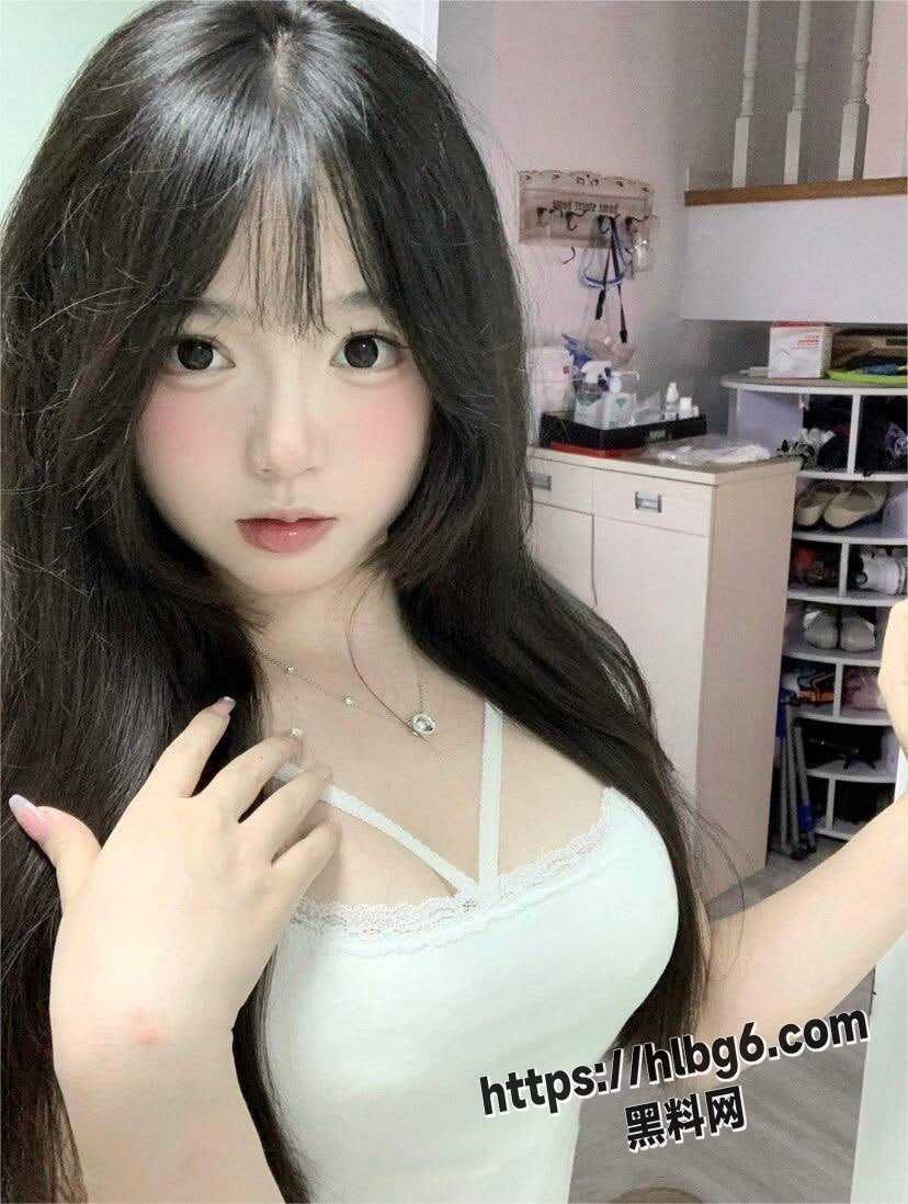 晋中卫生学校韩林霏火爆私密秀：眼镜反差女神大胆自慰，画面超撩人!