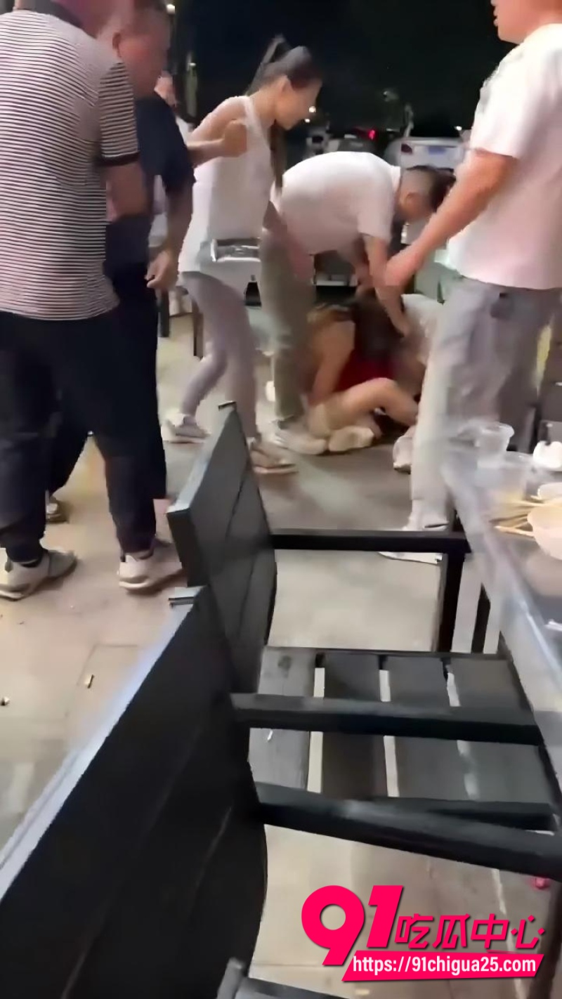 吃瓜女生打架 一直说不要脸的抓着头发11