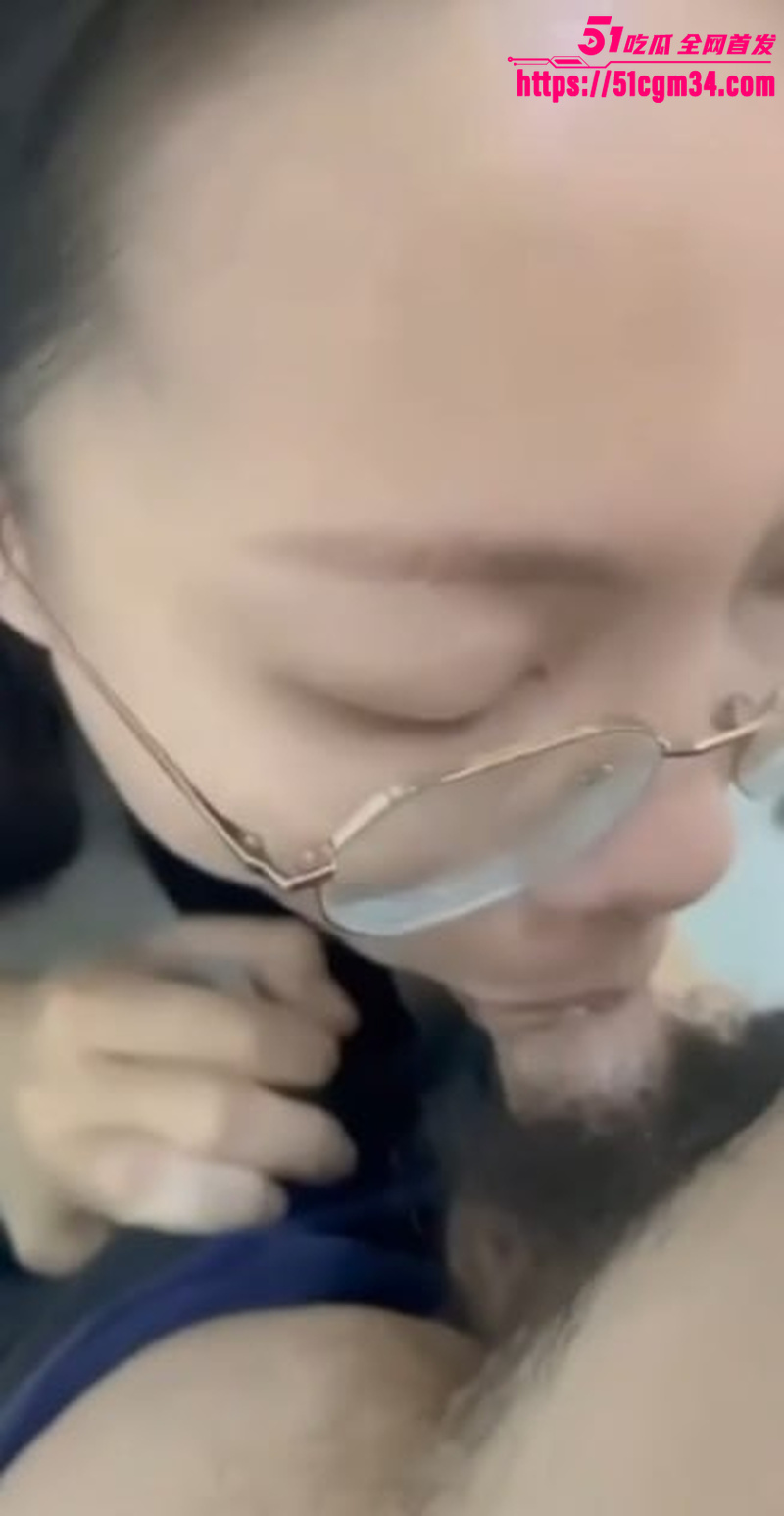 白嫩大学生 刘晓 楼梯口交自拍 4