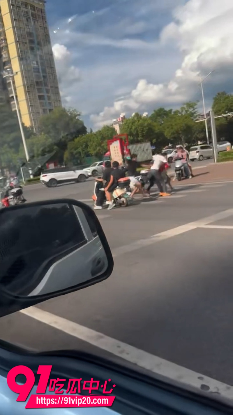 精神小伙等红绿灯大战外卖小哥1