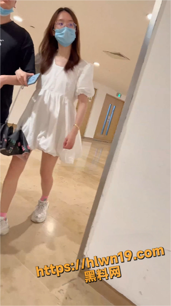 裙底的风光令人向往 偷拍大神地铁抄底白裙无内女大 多毛小黑逼被相机拍的清清楚楚 真让人硬爆！