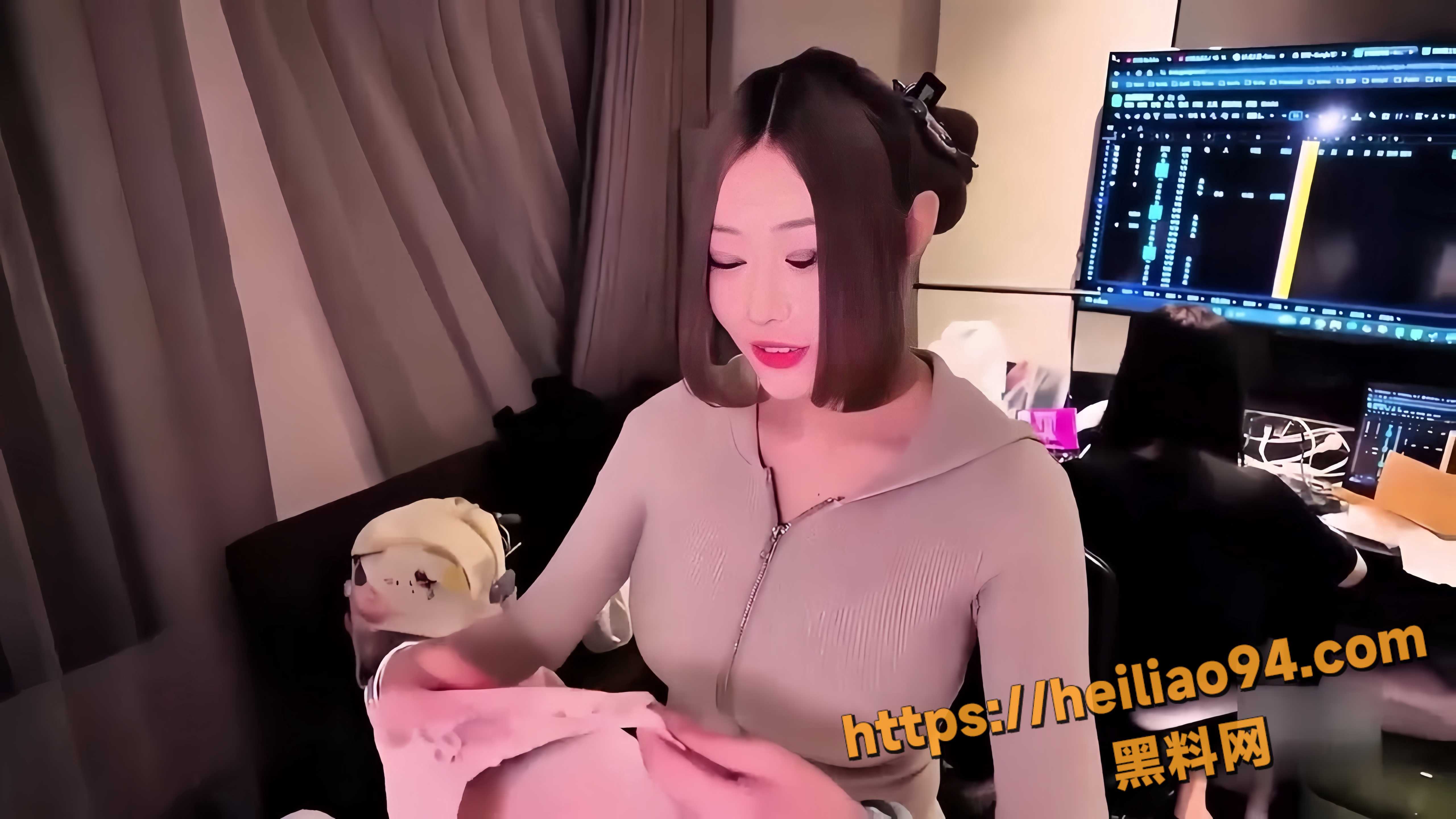 高颜值大奶福利姬 布丁 化身清洁女工 紧身连体服酒店额外服务剧情