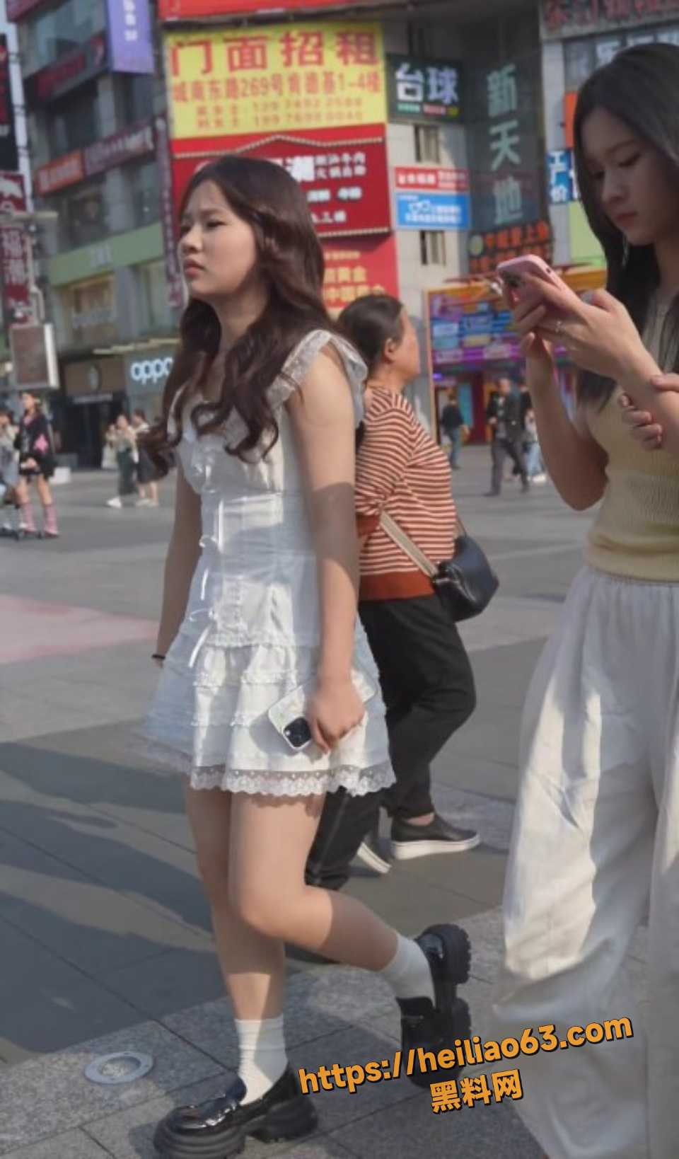 长沙街拍抄底美女大学生 蕾丝白裙小姐姐 翘臀走光太刺激