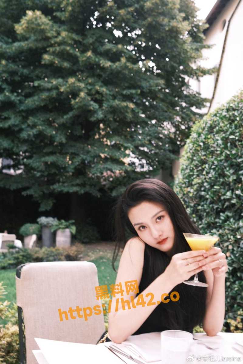 宋祖儿机场真空露脐装隐约能看到小乳头在乱跳～狗仔眼疾手快拍下疯传全网！