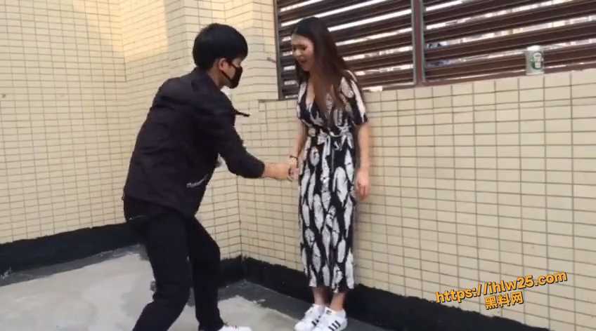 好奇这是什么玩法 人工流产采用体外拳击的模式吗 妹子也是痛并快乐着!