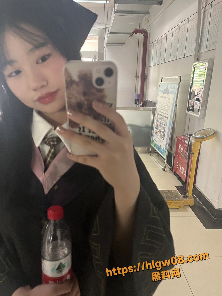 研究生在读眼镜妹 momo 为拿毕业证与40岁校领导及男友大玩3P 完美露脸诠释极致反差