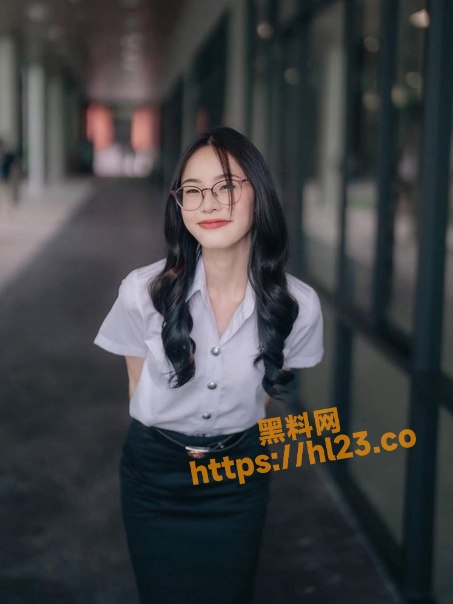 泰国清纯眼镜学生妹与男友居家偷吃禁果还录制小视频记录怀念～