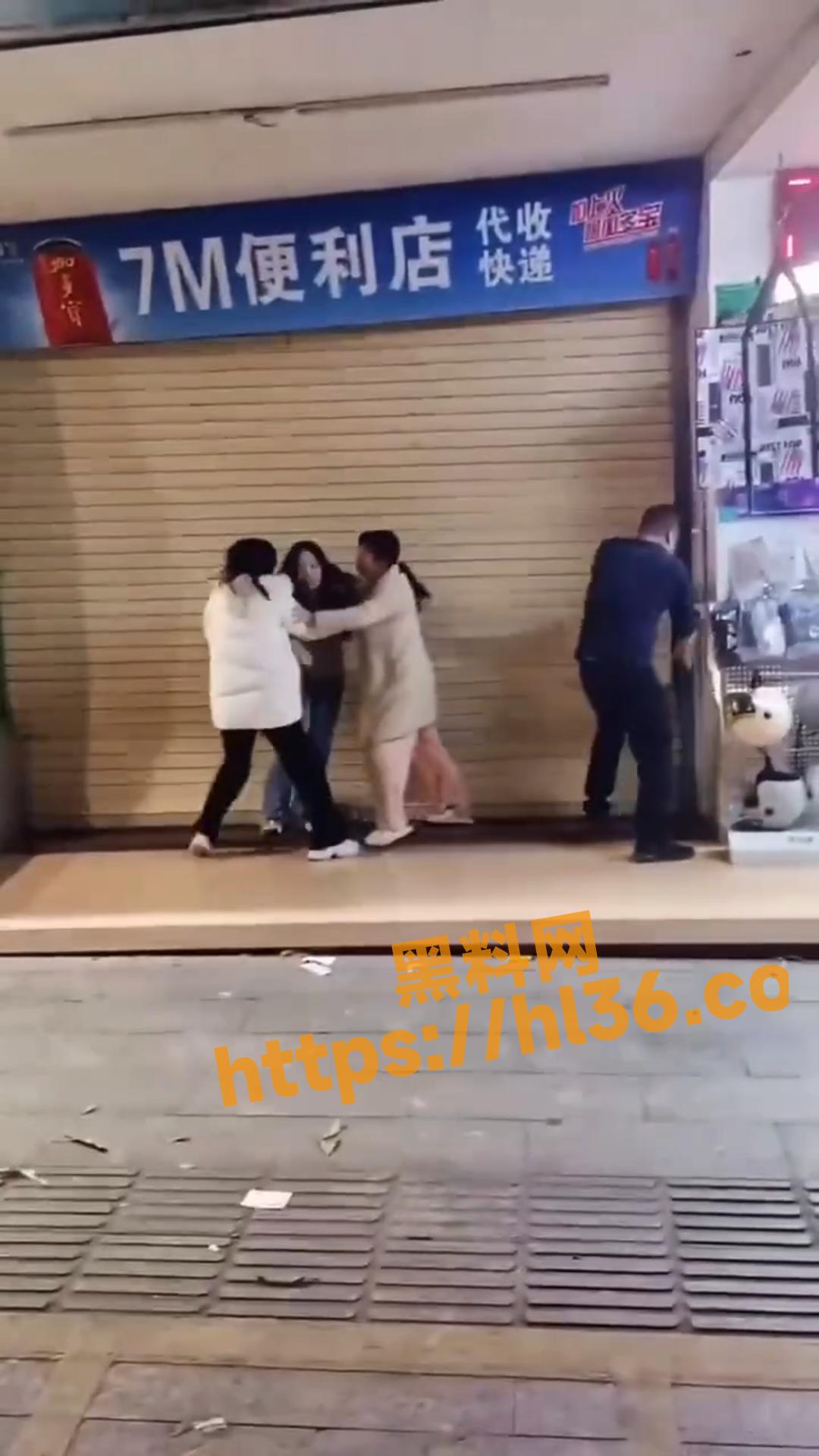 女子出轨被老公发现，第三者男躲在便利店里不敢出来,惊动了警察!