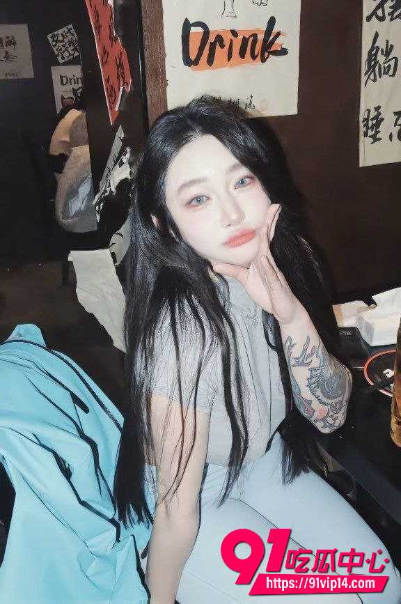 纹身极品网红黑丝健身房照流出!白嫩反差身材和多套情趣大尺度私拍完整曝光