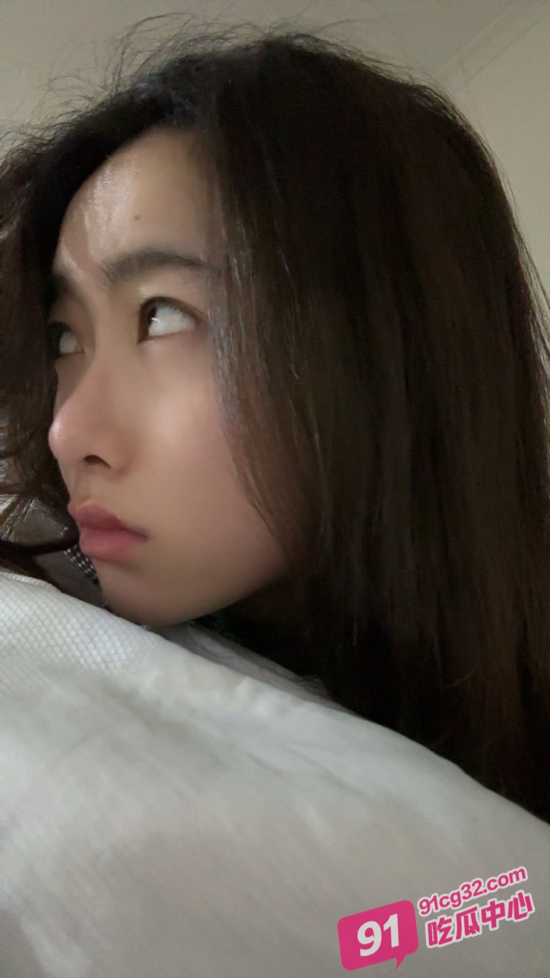 御姐神奶萌超全全裸美图整理 美貌与E奶并存的女神落地窗前对路人大方展示好身材！ 配图6