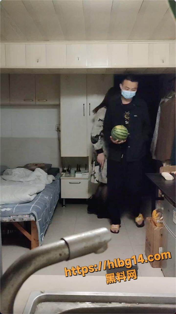 TS伪娘阿红大瓜 精选内容 送瓜小哥 来找红姐约炮还不忘给红姐送西瓜 果然是真爱！