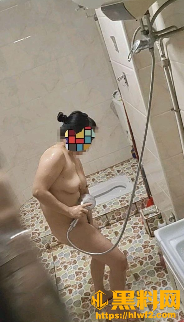 冒死偷拍老妈洗澡全网最真实 老妈的雪白双乳一览无余 披风少年爱老妈6-10集 海角社区