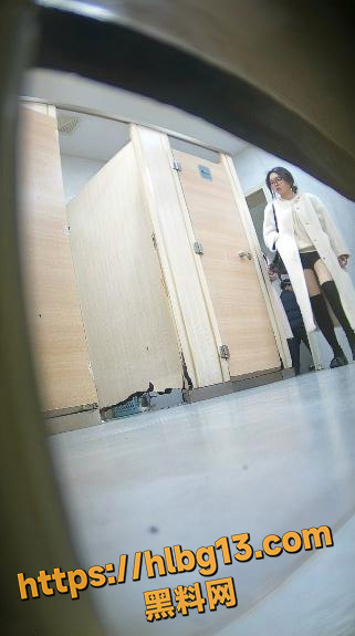 六月最新流出女厕偷拍 美女如云连连不断 小姐尿尿耐克鞋小喷泉尿液四溅尿到了外面!