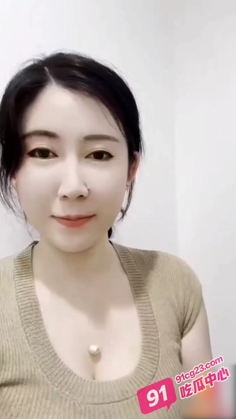 营业员王佳佳偶遇心动顾客 试衣间调戏跪舔 镜前被后入啪啪颜射！