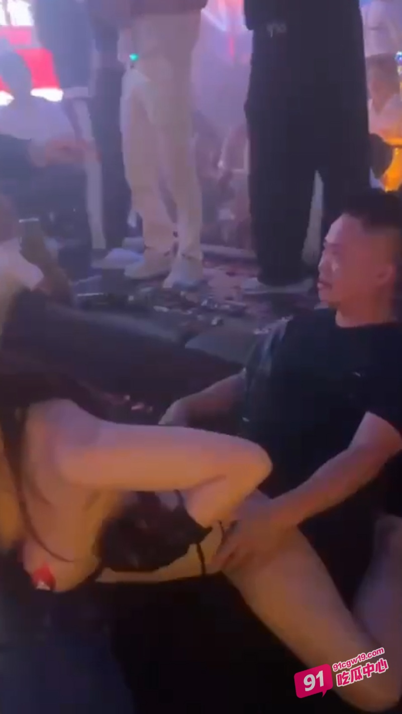 淫乱酒吧！女dancer极限诱惑黑皮小哥 “我感觉这兄弟快撑不住了” 配图2