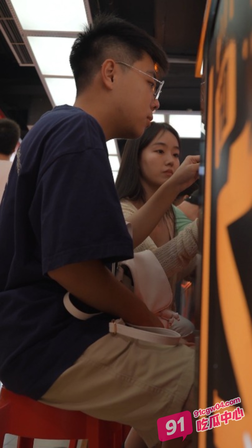 抄底大神商场偷拍极品短裙小姐姐 白色蕾丝内裤若隐若现 屁股还漏一半 群底风光无限！