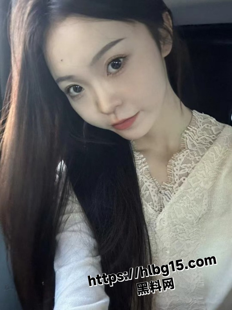 上海极品反差幼师 刘雨菲 白天教娃晚上变骚母狗 足交口爆撩翻天 谁看了不腿软