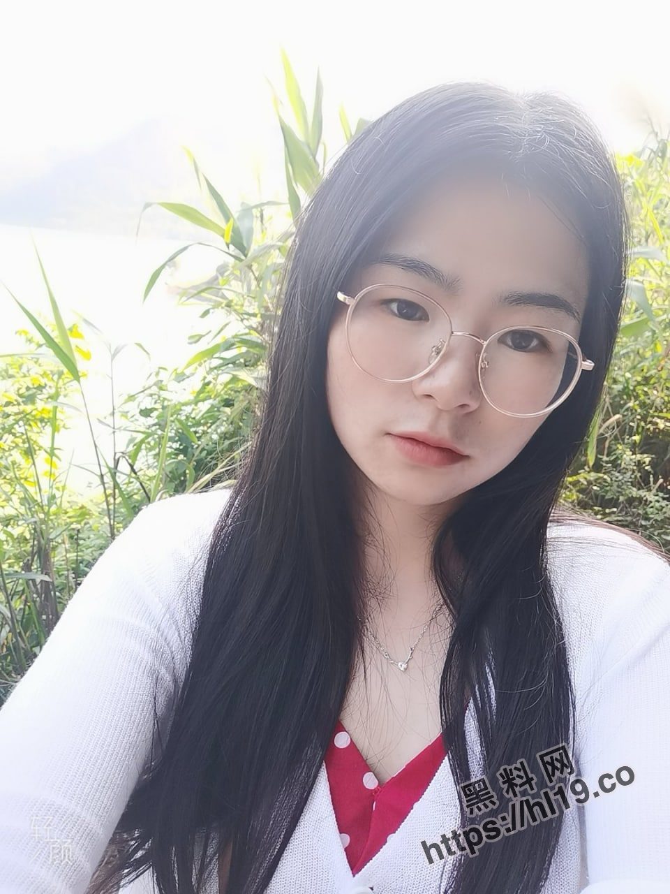 隔壁村的女大学生眼镜妹回家后，被一顿洗脑后骗到手去打炮