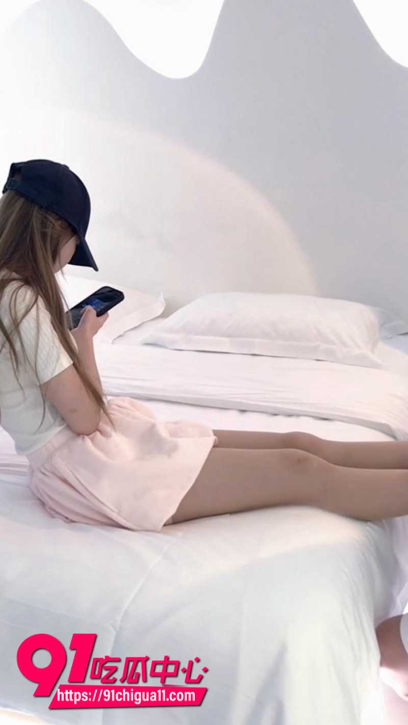 东坡先生约炮19岁女大学生足交榨精最新作品3 东坡先生约炮19岁女大学生足交榨精最新作品3