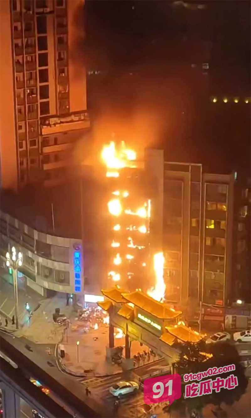 重庆市江南装饰城发生重大火灾 整栋大楼烧了 起火点在一楼难逃生 配图5