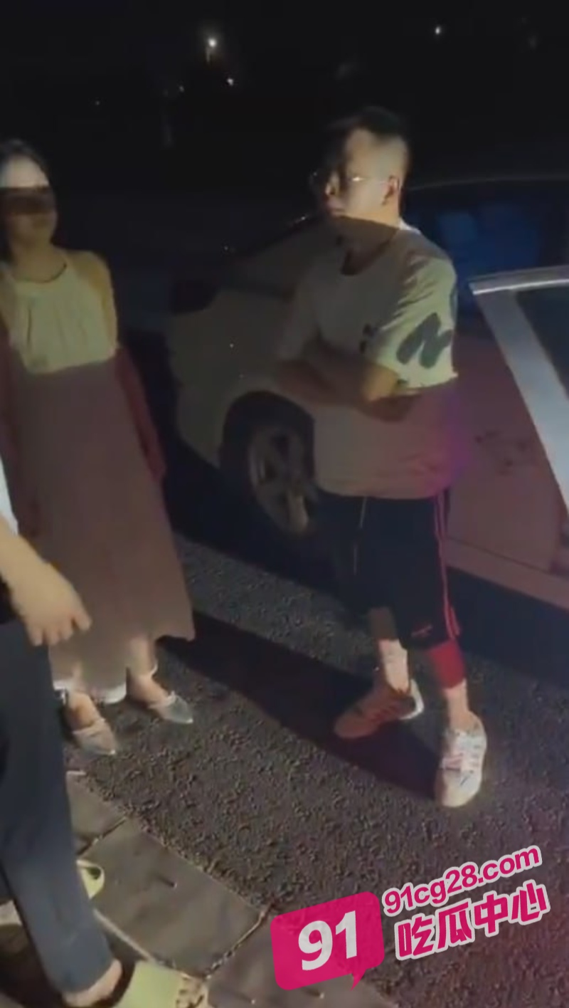 广东清远糖糖烧烤地摊造被抓奸事件 后排全裸车震现场 心虚大喊“我什么都没做” 配图10