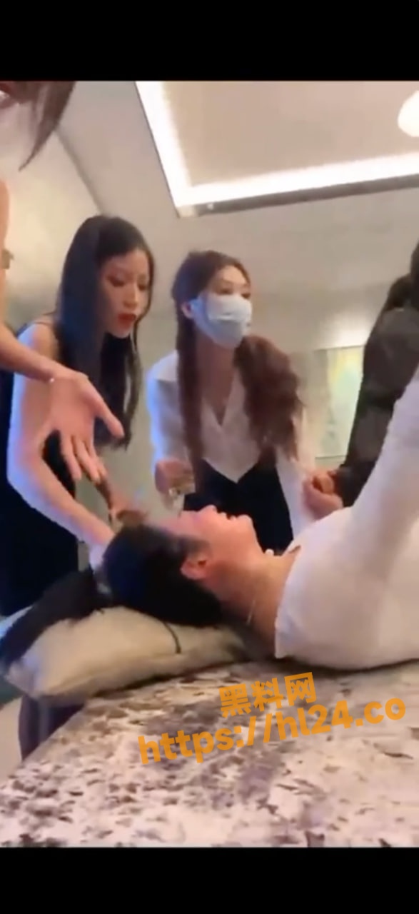 靓女惨遭几人灌尿霸凌！三四个人直接将其躺平床上进行灌尿～