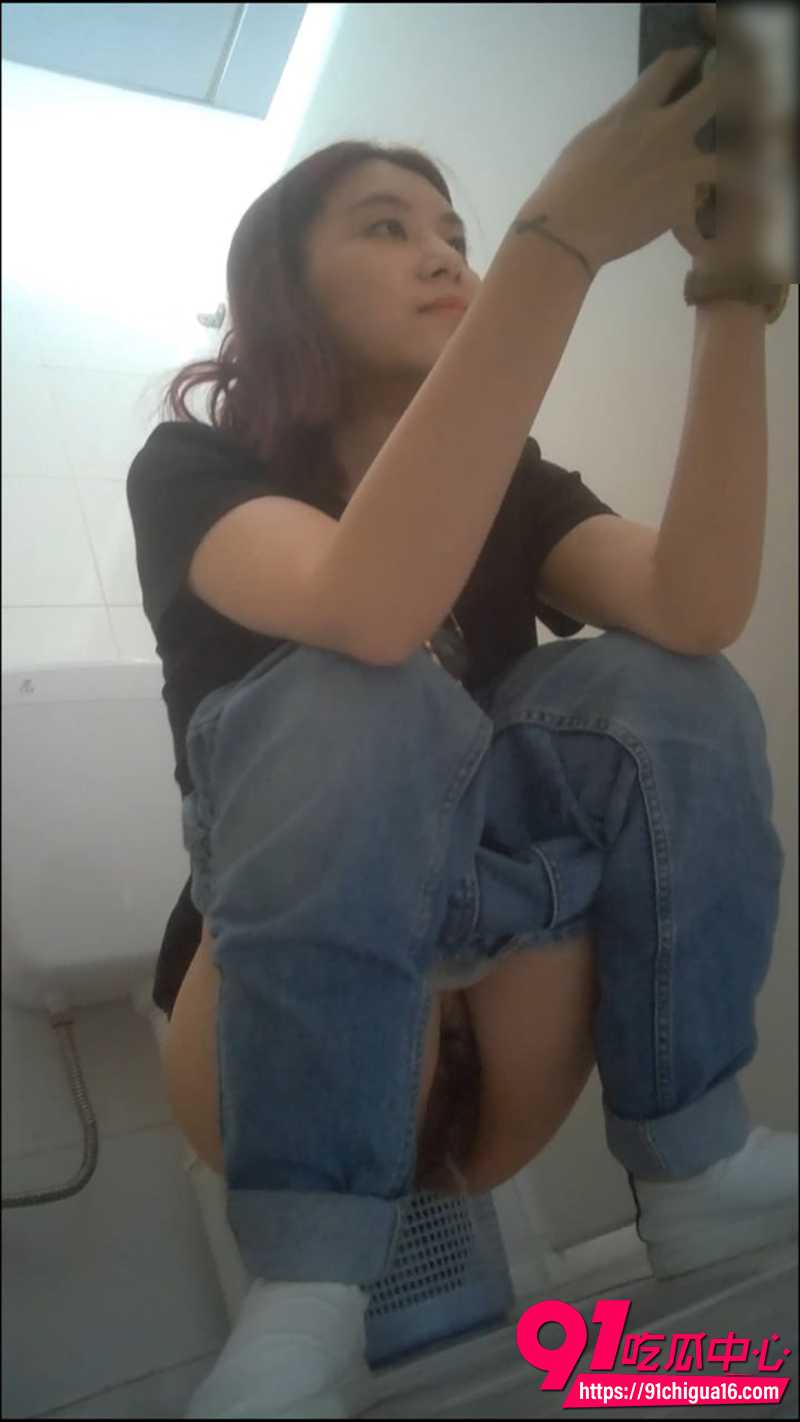 商场女厕偷拍  4