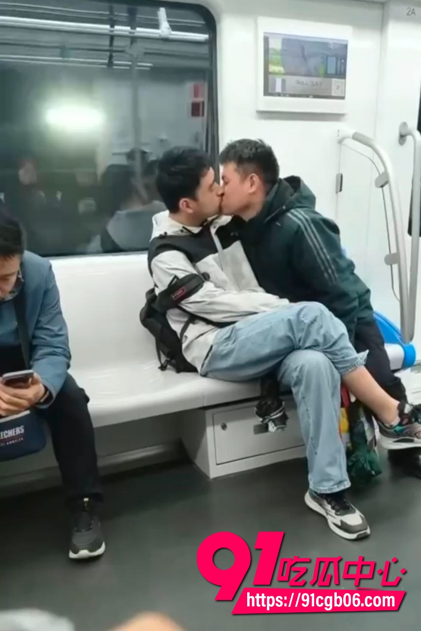 真是恶心，坐地铁碰到一对gay2