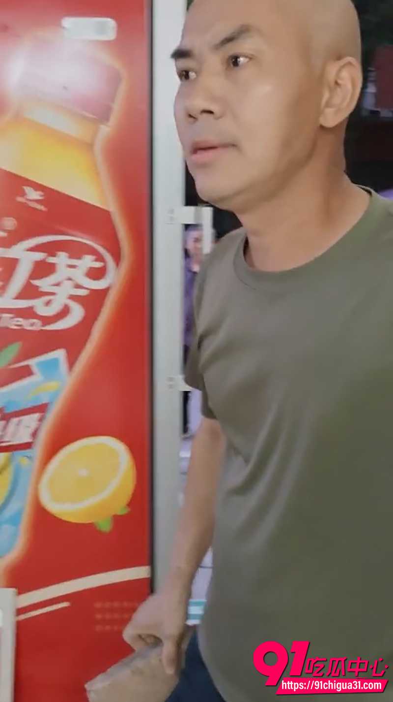 光头男子砸店 6
