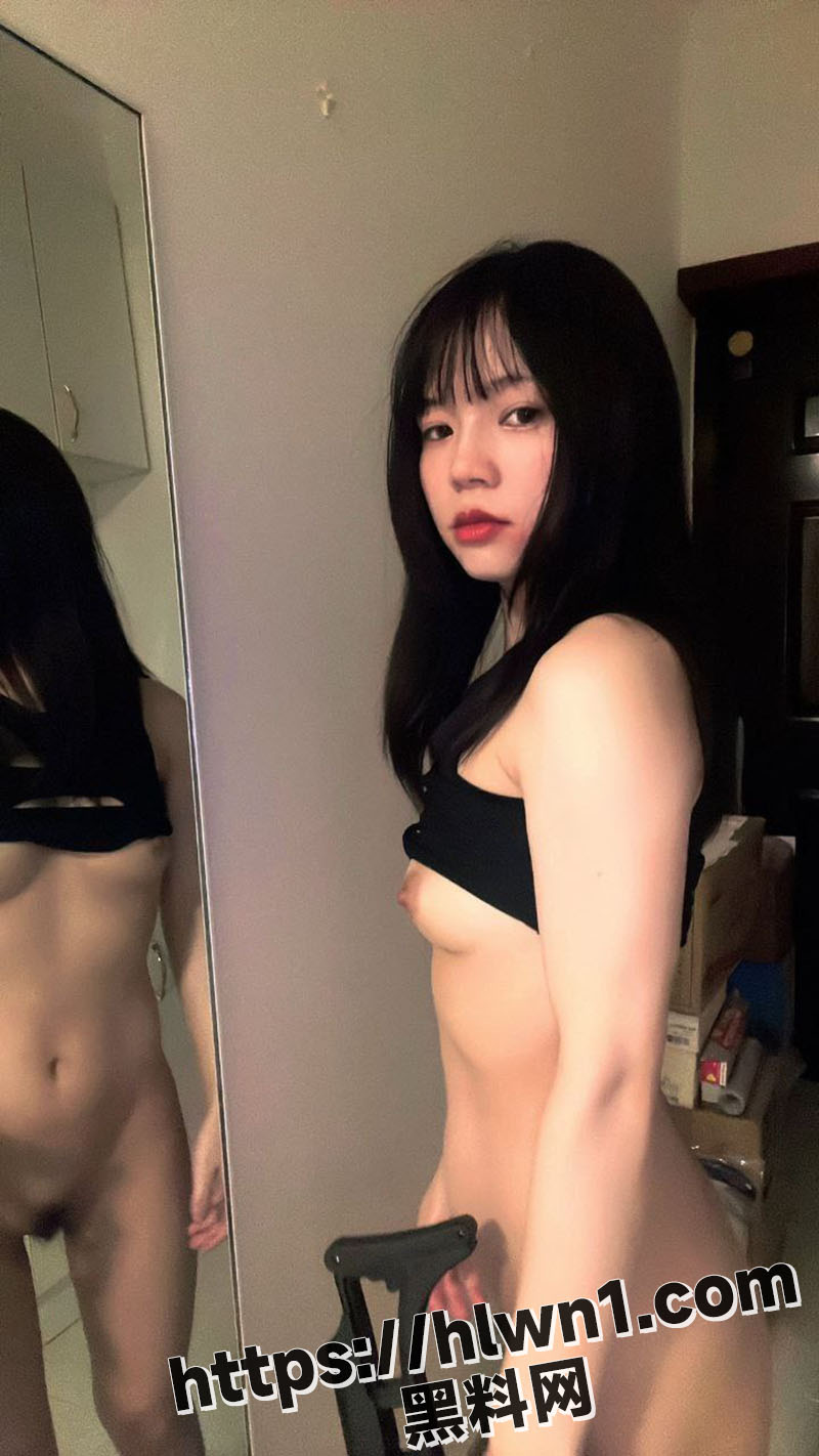 超嫩学生妹身穿校服反差感拉满 灵活的舌头狂舔食鸡巴 舌技出神最后口爆