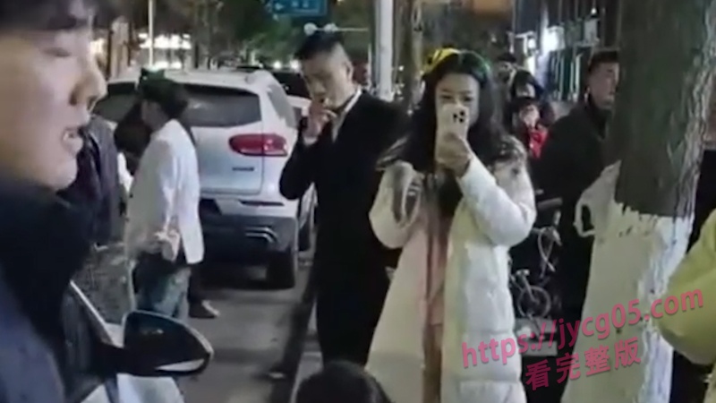 婚姻翻车现场！已婚女偷情被撞破 情人逃走她独面对老公怒火！ 配图3