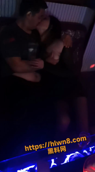 摇摇晃摇 济宁黑丝性感人妻性瘾强势嗑药后KTV上演1V3 这没直接开搞是没硬起来？
