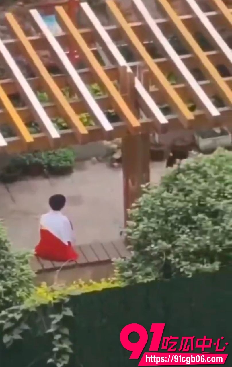 学生在学校偷吃禁果被偷拍 5
